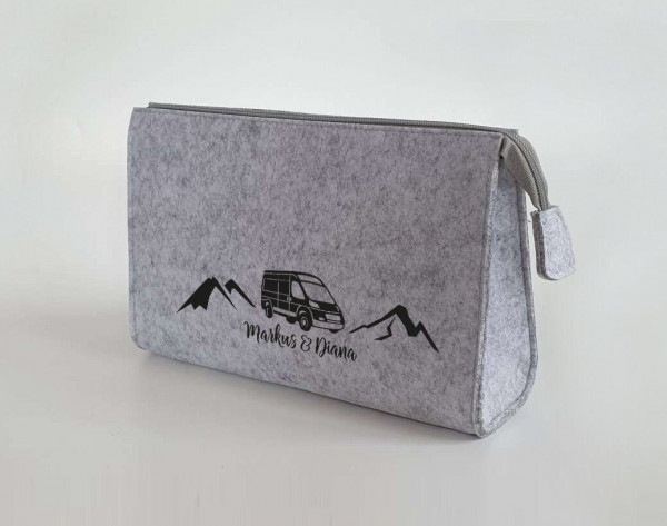 Camper Kulturtasche - Van in den Bergen aus Filz 28x19x8 | Personalisiert | Kosmetiktasche mit Namen | Campingtasche | Geschenk | Camp