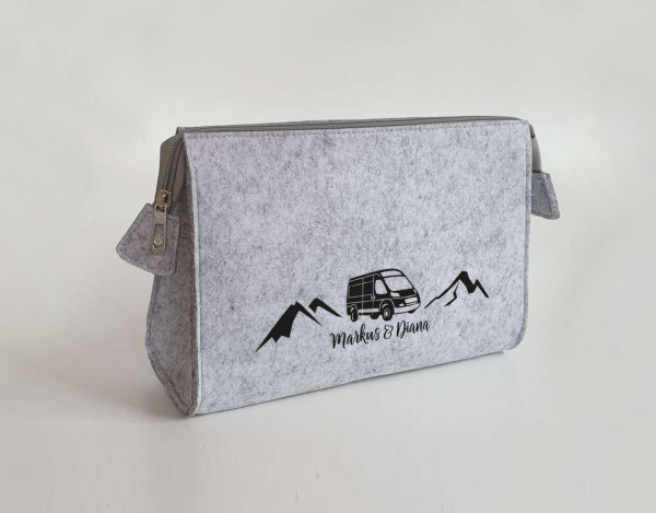 Camper Kulturtasche - Van in den Bergen aus Filz 28x19x8 | Personalisiert | Kosmetiktasche mit Namen | Campingtasche | Geschenk | Camp – Bild 2