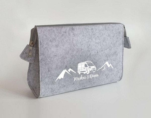 Camper Kulturtasche - Van in den Bergen aus Filz 28x19x8 | Personalisiert | Kosmetiktasche mit Namen | Campingtasche | Geschenk | Camp – Bild 4