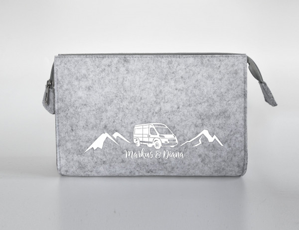 Camper Kulturtasche - Van in den Bergen aus Filz 28x19x8 | Personalisiert | Kosmetiktasche mit Namen | Campingtasche | Geschenk | Camp – Bild 6