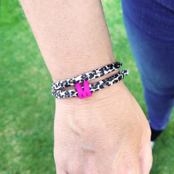 Elastisches Leo Armband mit deinem Wunschbuchstaben im Ibiza Style. Personalisiert - in 7 Farben erhältlich – Bild 4