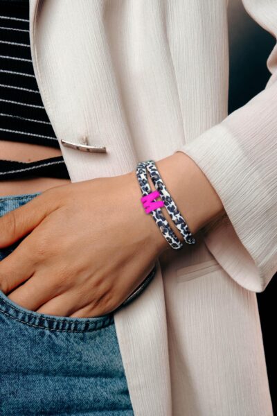 Elastisches Leo Armband mit deinem Wunschbuchstaben im Ibiza Style. Personalisiert - in 7 Farben erhältlich
