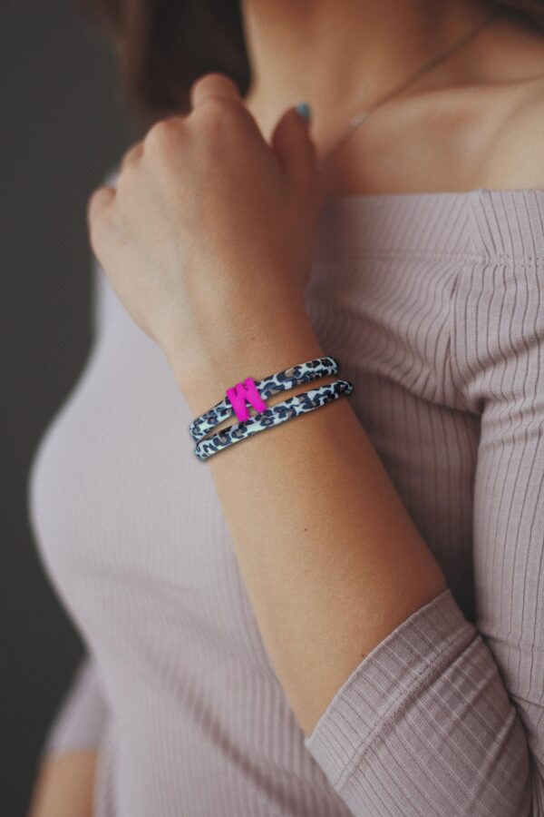 Elastisches Leo Armband mit deinem Wunschbuchstaben im Ibiza Style. Personalisiert - in 7 Farben erhältlich – Bild 2