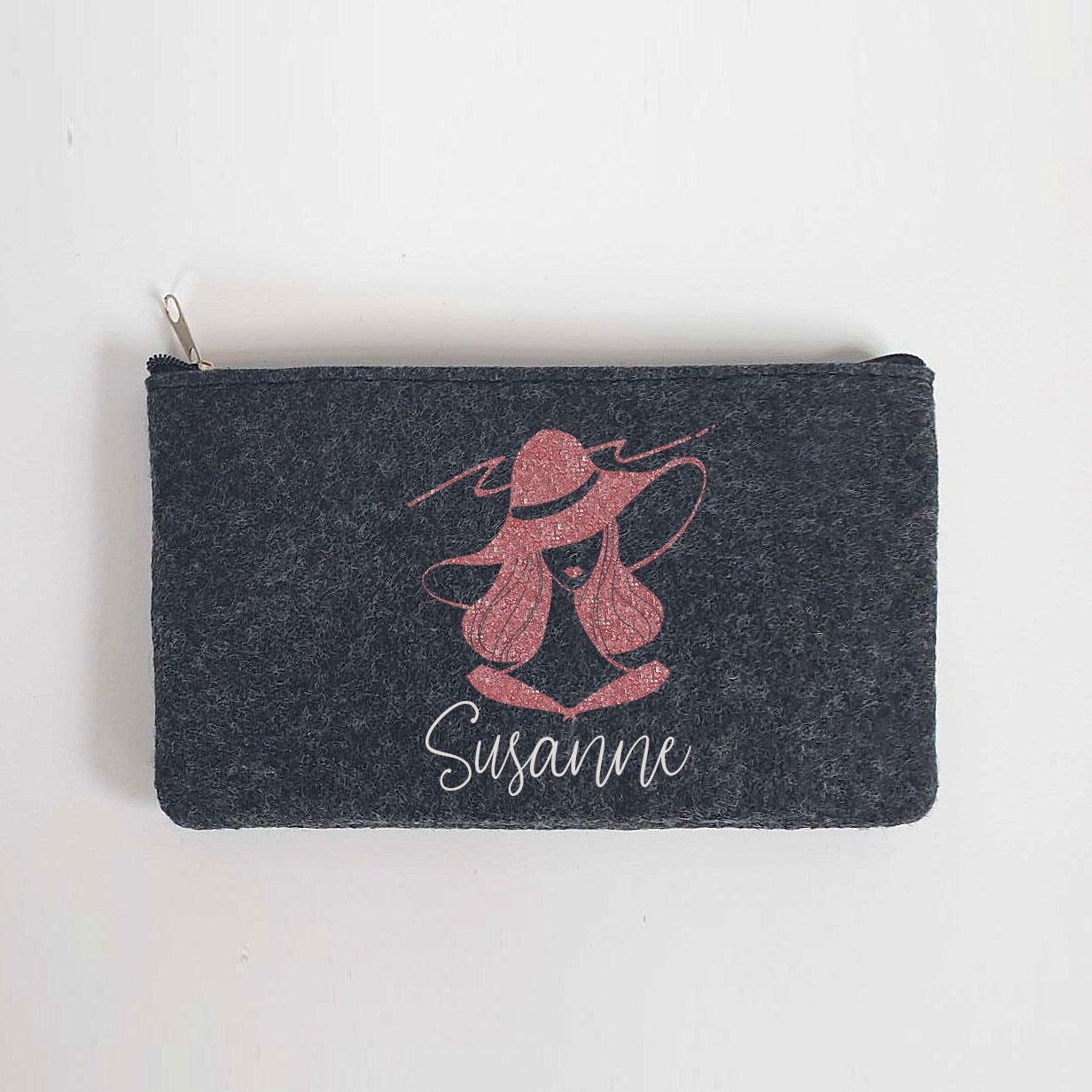 Kleine Schminktasche mit glitzernder Frauen Silhouette aus Filz 18×10 cm | Personalisiert | Kosmetiktasche mit Namen |  Beauty Bag