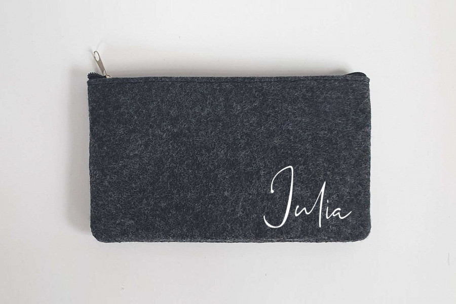Graue Schminktasche aus Filz 18x10 cm | Personalisiert | Kosmetiktasche mit Namen | Kulturtasche | Filz-Mäppchen | Geschenk | Beauty Bag