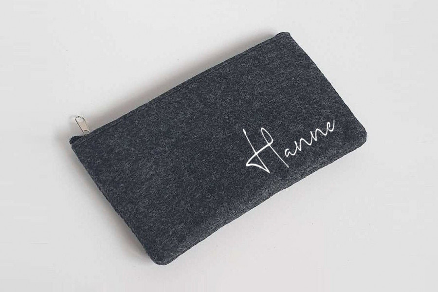 Graue Schminktasche aus Filz 18x10 cm | Personalisiert | Kosmetiktasche mit Namen | Kulturtasche | Filz-Mäppchen | Geschenk | Beauty Bag