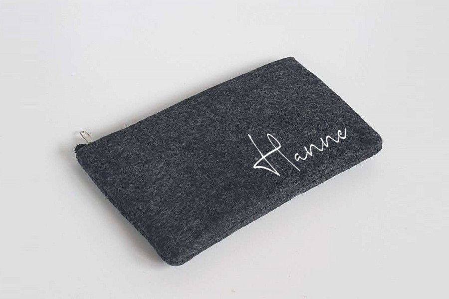 Graue Schminktasche aus Filz 18x10 cm | Personalisiert | Kosmetiktasche mit Namen | Kulturtasche | Filz-Mäppchen | Geschenk | Beauty Bag
