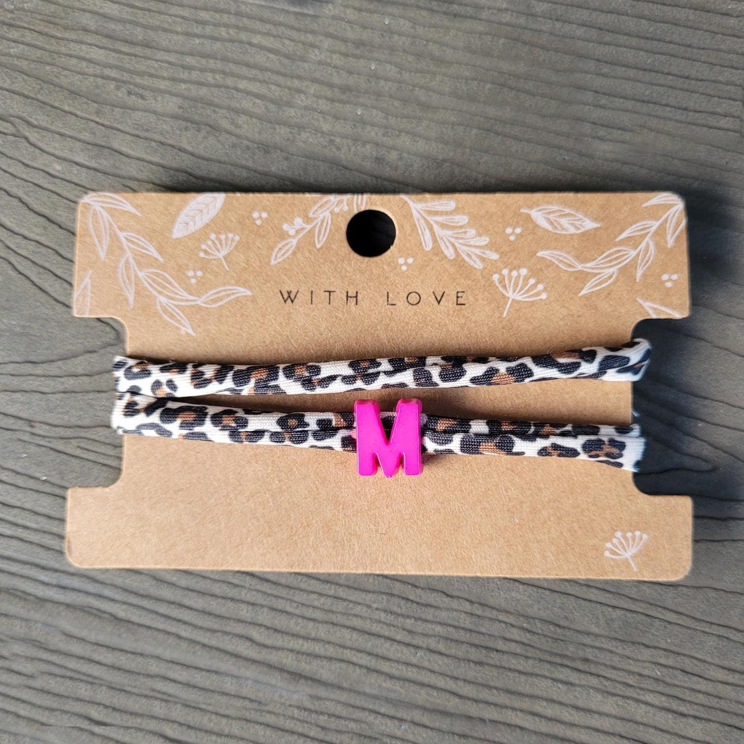 Elastisches Leo Armband mit deinem Wunschbuchstaben im Ibiza Style. Personalisiert - in 7 Farben erhältlich – Bild 4