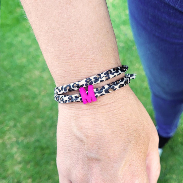 Elastisches Leo Armband mit deinem Wunschbuchstaben im Ibiza Style. Personalisiert - in 7 Farben erhältlich – Bild 3