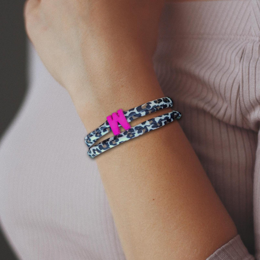 Elastisches Leo Armband mit deinem Wunschbuchstaben im Ibiza Style. Personalisiert - in 7 Farben erhältlich