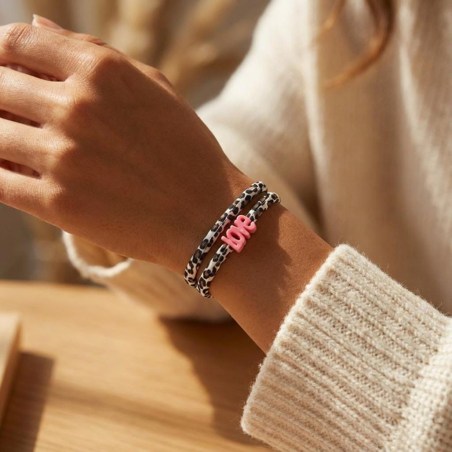 Elastisches Leo Armband mit dem LOVE Anhänger im Ibiza Style - in 7 Farben erhältlich