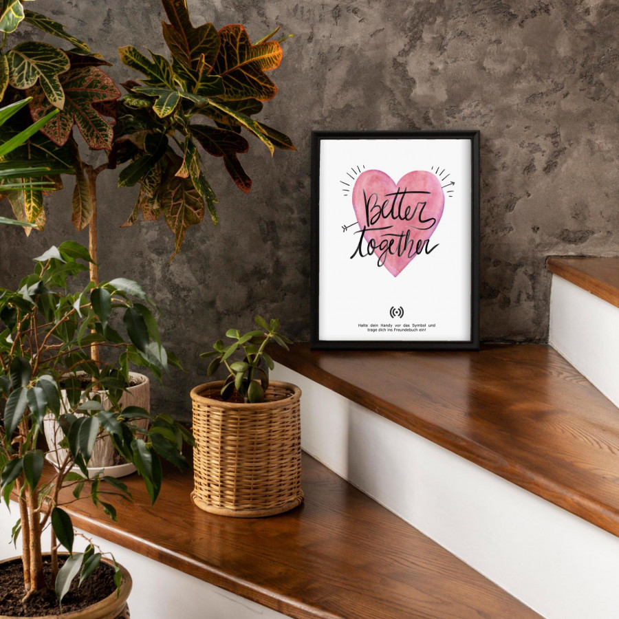 Stilvolles „Better together“-Poster mit integriertem NFC-Chip. Einfach scannen und dein persönliches, digitales Freundebuch öffnen.