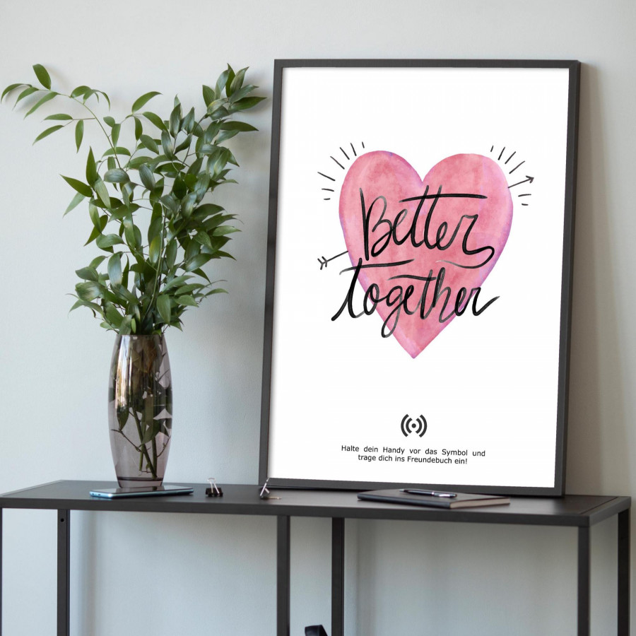 Stilvolles „Better together“-Poster mit integriertem NFC-Chip. Einfach scannen und dein persönliches, digitales Freundebuch öffnen.