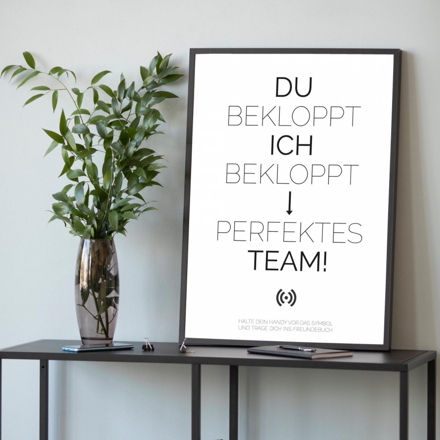 Stilvolles „Perfektes Team“-Poster mit integriertem NFC-Chip. Einfach scannen und dein persönliches, digitales Freundebuch öffnen.
