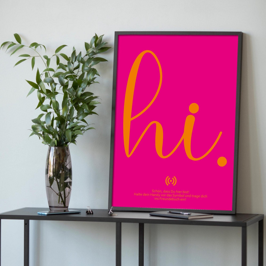 Stilvolles „Hi“ Poster mit integriertem NFC-Chip. Einfach scannen und dein persönliches, digitales Freundebuch öffnen.