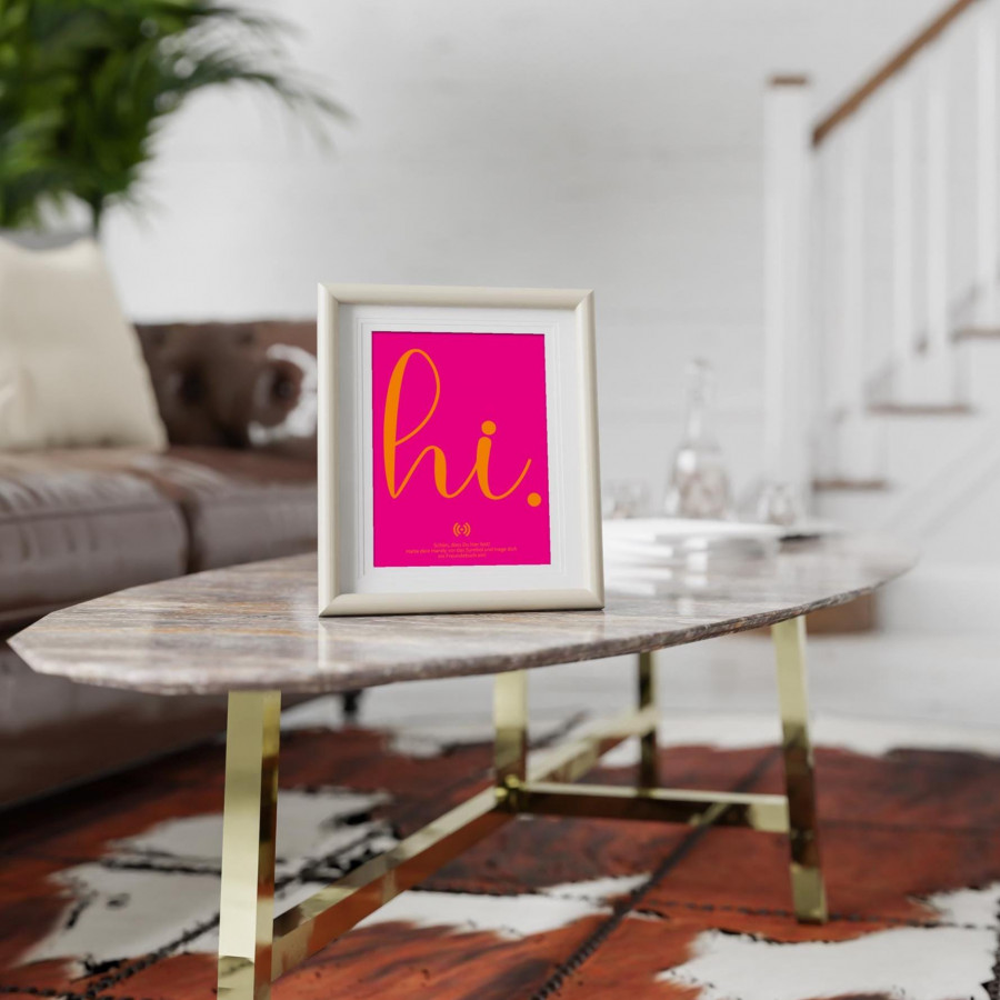 Stilvolles „Hi“ Poster mit integriertem NFC-Chip. Einfach scannen und dein persönliches, digitales Freundebuch öffnen.