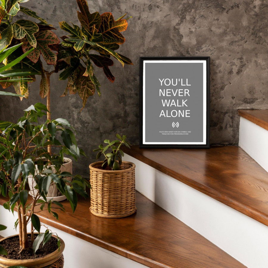 Stilvolles „You'll never walk alone“-Poster mit integriertem NFC-Chip. Einfach scannen und dein persönliches, digitales Freundebuch öffnen.