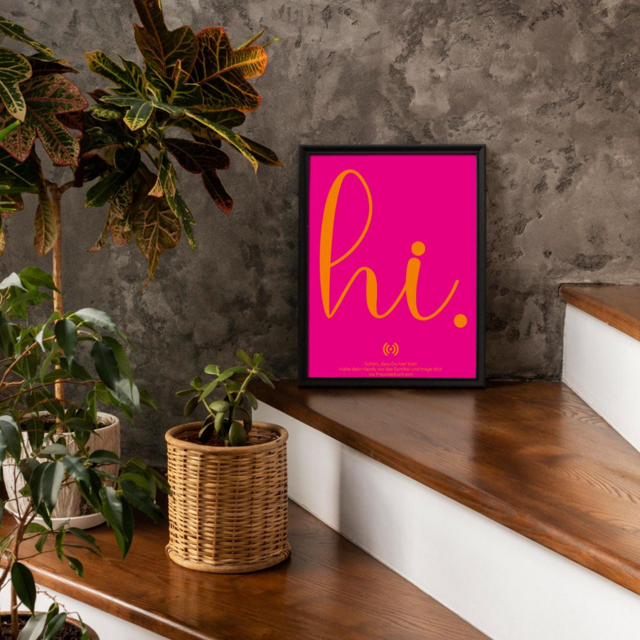 Stilvolles „Hi“ Poster mit integriertem NFC-Chip. Einfach scannen und dein persönliches, digitales Freundebuch öffnen.