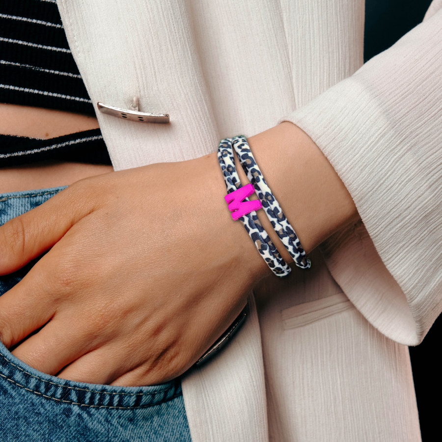 Elastisches Leo Armband mit deinem Wunschbuchstaben im Ibiza Style. Personalisiert - in 7 Farben erhältlich