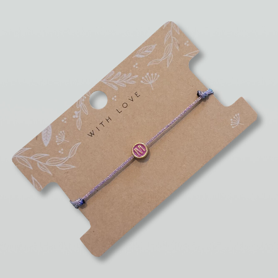 Geflochtenes Macramé Armband mit deinem Wunschbuchstaben. Lila metallic - Personalisiert - in mehreren Farben erhältlich