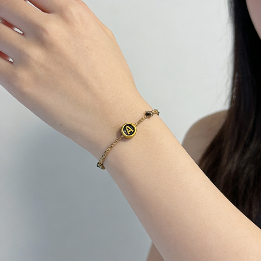 Geflochtenes Macramé Armband mit deinem Wunschbuchstaben. Orange grün metallic - Personalisiert - in mehreren Farben erhältlich