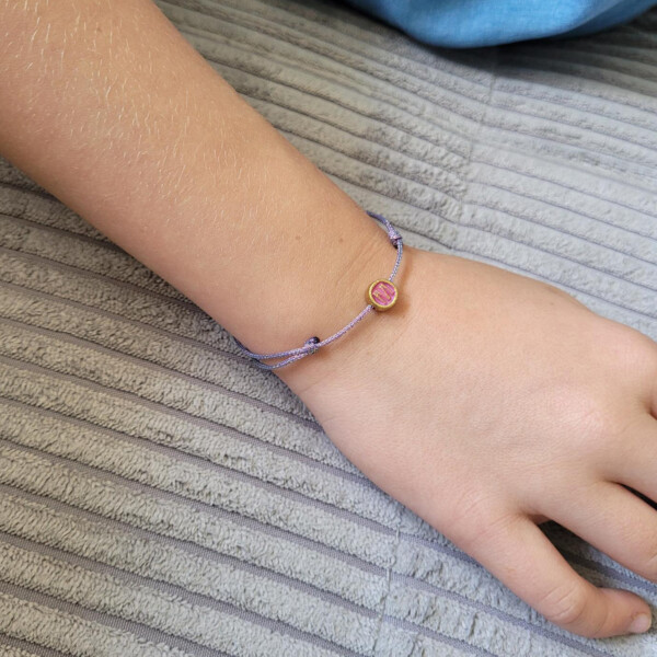 Geflochtenes Macramé Armband mit deinem Wunschbuchstaben. Lila metallic - Personalisiert - in mehreren Farben erhältlich – Bild 10