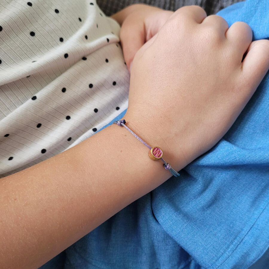 Geflochtenes Macramé Armband mit deinem Wunschbuchstaben. Lila metallic - Personalisiert - in mehreren Farben erhältlich