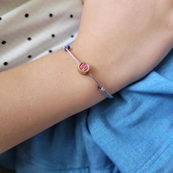 Geflochtenes Macramé Armband mit deinem Wunschbuchstaben. Lila metallic - Personalisiert - in mehreren Farben erhältlich – Bild 12